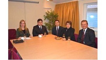Los asesores legislativos brasileños Clarita Maia Simon, Joanisval Brito Goncalves, Gustavo Bernard, Celia De Morais y el embajador británico en Brasilia Andrew Ford, quien coordinó la visita a las Malvinas.