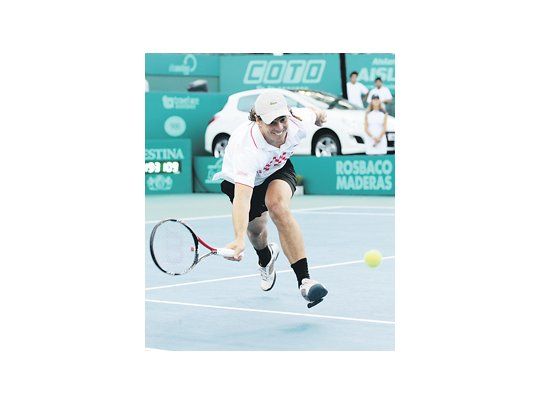 Gastón Gaudio en acción en el homenaje que se le realizó en el Buenos Aires Lawn Tennis previo a la final de la Copa Argentina.