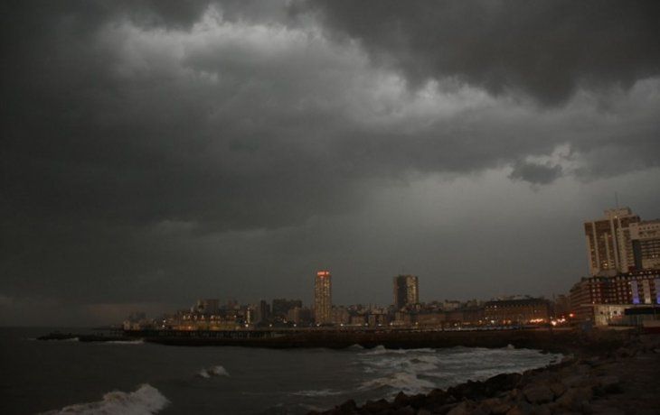 Rige un alerta meteorológico nivel rojo por tormentas severas, ráfagas intensas y caída de granizo.
