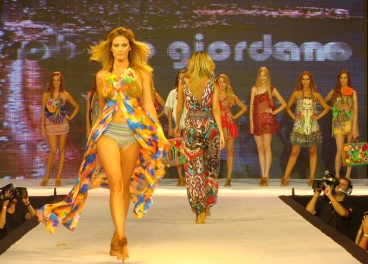 Los desfiles de Giordano se volvieron un ícono en los años 90'. Los desfiles de Giordano se volvieron un ícono en los años 90'.