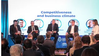 El primer panel contó con la participación de Mariano Bosch, CEO y cofundador de Adecoagro; Fabián Kon, CEO de Grupo Galicia; Roberto Murchison, presidente ejecutivo del Grupo Murchison; y Martín Galdeano, presidente de Ford Argentina y Sudamérica. El primer panel contó con la participación de Mariano Bosch, CEO y cofundador de Adecoagro; Fabián Kon, CEO de Grupo Galicia; Roberto Murchison, presidente ejecutivo del Grupo Murchison; y Martín Galdeano, presidente de Ford Argentina y Sudamérica.