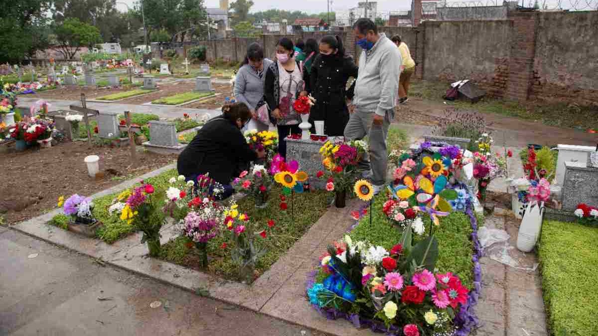 Casi 50 mil personas conmemoraron el Día de los Muertos en el Cementerio de  Flores