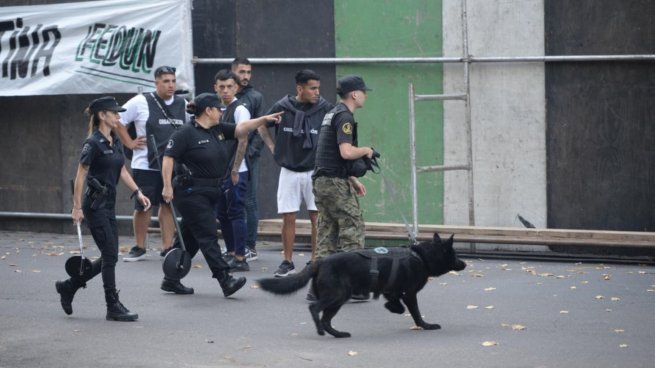 Efectivos de la brigada antiexplosivos inspeccionaron el Teatro Argentino de La Plata.