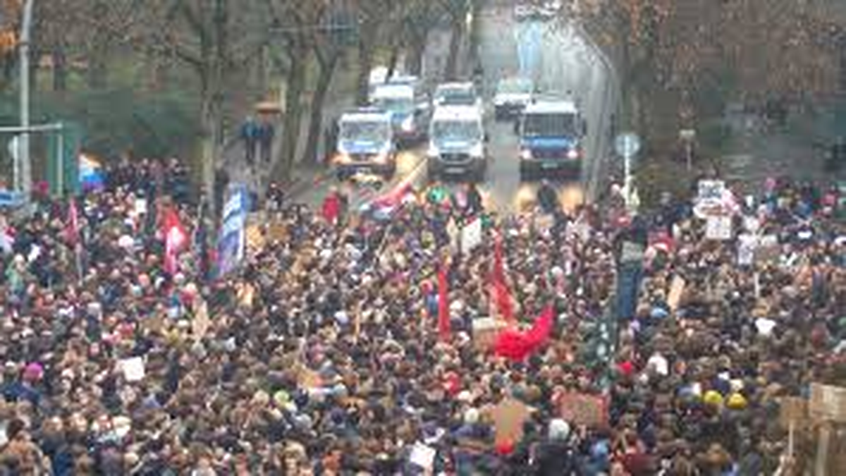 Estalla la polémica en Alemania por una medida que exige autorización militar a hombres para viajar al exterior