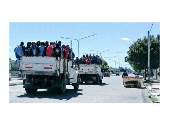 Trasladaron en camiones a los varados en Olavarría