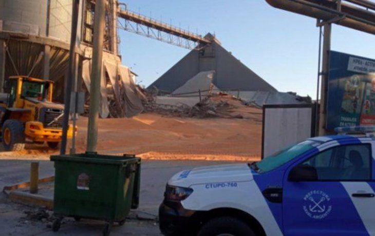derrumbe en una celda de granos de puerto cercano a rosario: un operario quedo atrapado