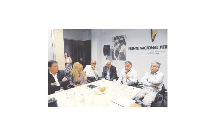 Tensión en cumbre de intendentes peronistas: Julio Pereyra se quejó de proyecto macrista de reemplazar por una agencia la Federación de Municipios. Julio De Vido hizo cristinismo bajo la mirada pensativa de Rafael Follonier.