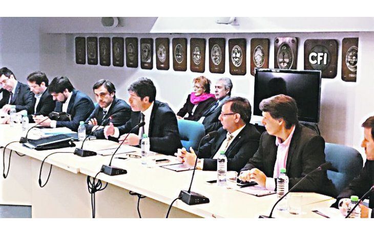 ámbito.com | Estrategia. Legisladores y ministros de Economía, ayer en pleno debate en el CFI. Las conversaciones continuarán el próximo martes.