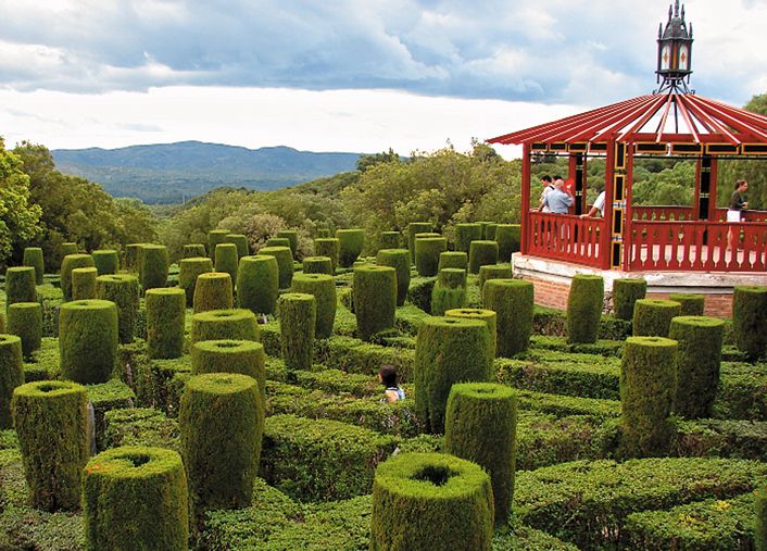 En Los Cocos, el laberinto de arbustos es siempre un gran atractivo para los turistas.