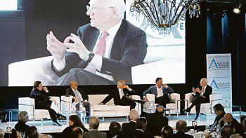 expositores. Rocca planteó su conocido rechazo a estrechar lazos comerciales con China. Blaquier reclamó por las economías del interior. Migoya dijo que tuvo que buscar estabilidad en el exterior del país.