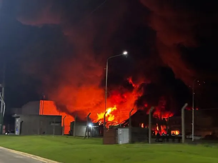 Las columnas de humo producto del incendio del depósito de plástico Las columnas de humo producto del incendio del depósito de plástico