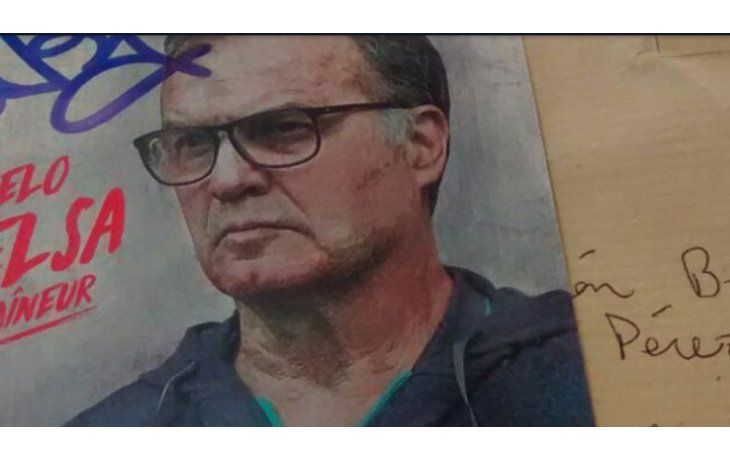 Bielsa se tomó el tiempo para contestarle una carta a un fanático.