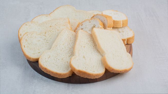 El pan blanco tiene pocos nutrientes ya que está hecho con harina refinada.