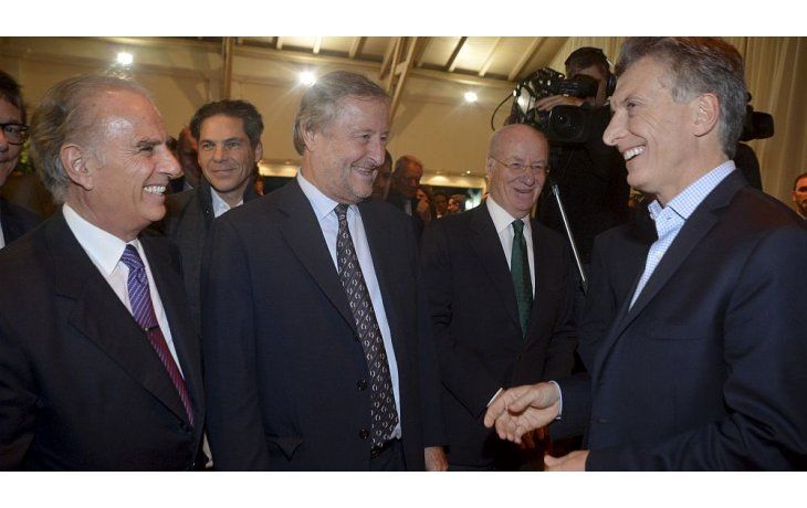 El presidente Macri con los empresarios Bulgheroni (izq.), Ratazzi y Rocca.