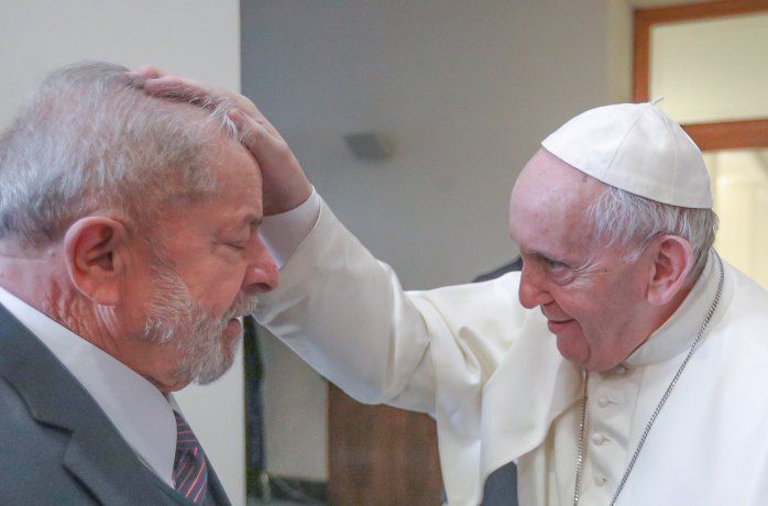 La imagen del encuentro entre Lula da Silva y el papa Francisco muestra la sintonía entre los dos líderes.