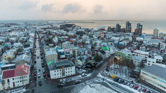 Reikiavik, capital de Islandia, país que cuenta con unos 370.000 habitantes.
