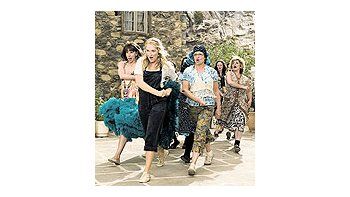 ámbito.com | Meryl Streep y amigas cantan, saltan y bailan en «Mammamia!», a los sones de Abba. Una experiencia difícil.