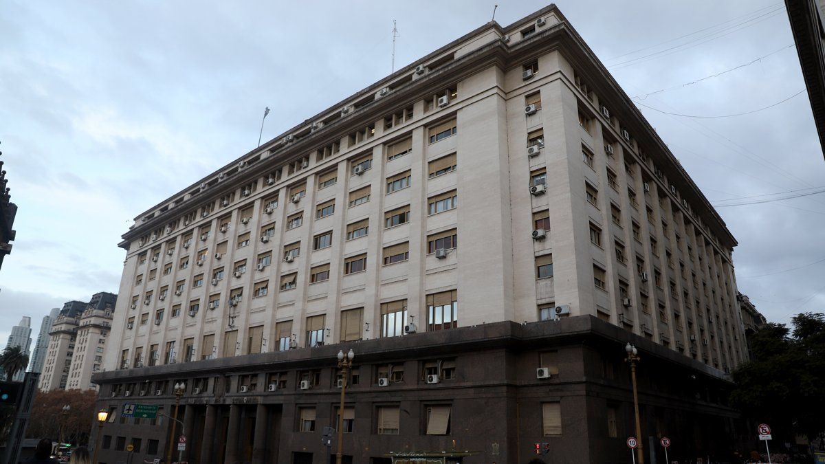 Luis Caputo demora la implementación del FAL creado en la reforma laboral.
