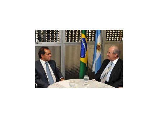 El gobernador bonaerense, Daniel Scioli, encabezó una misión comercial en Brasil, que incluyó reuniones con veinte principales empresarios de la región y la conducción de la Federación Industrial del Estado de San Pablo (FIESP) sobre la base de promover exportaciones y atraer inversiones privadas a la provincia de Buenos Aires. En la foto, junto a Luis Roberto Ortiz Nascimento, vicepresidente del Consejo de Administración de Camargo Correa.