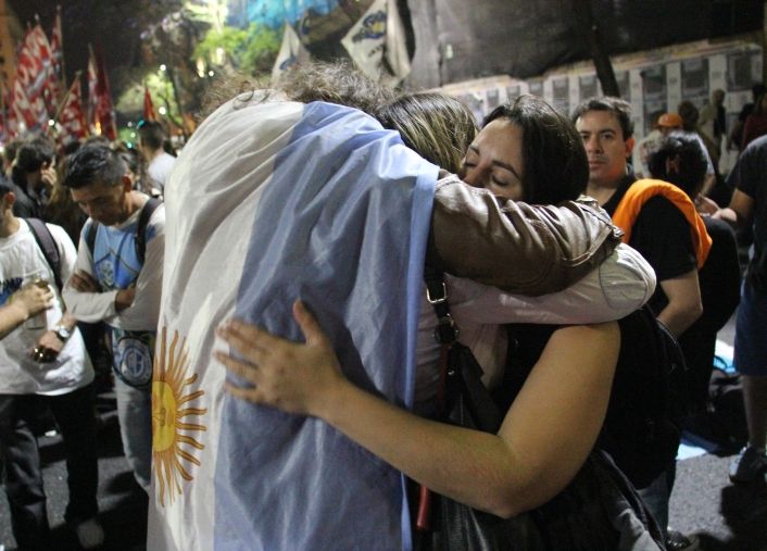 Tristeza de los seguidores de Scioli tras anunciarse el triunfo de Macri.