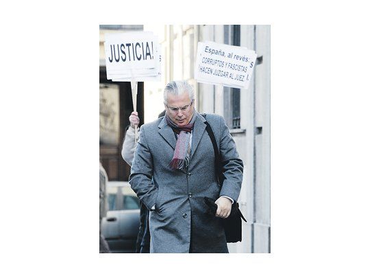 El juez Baltasar Garzón llega al edificio del Tribunal Supremo, en Madrid. Un centenar de personas manifestó a su favor.