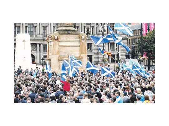Miles de nacionalistas escoceses se congregaron ayer en el centro de Glasgow, en la recta final del referéndum de mañana sobre la independencia. Las encuestas señalan un leve predominio del “no”, pero queda un número significativo de indecisos.