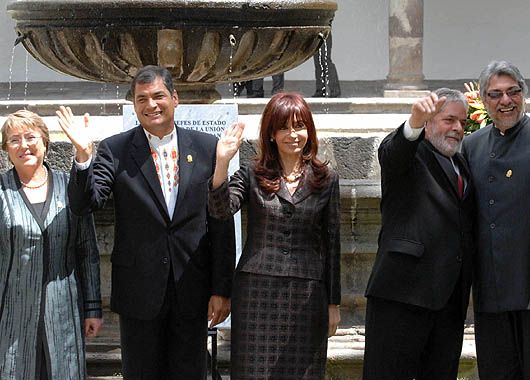 Cristina cruzó a Chávez y se propuso como mediadora para bajar la tensión con Uribe por las bases de EEUU (foto 1)