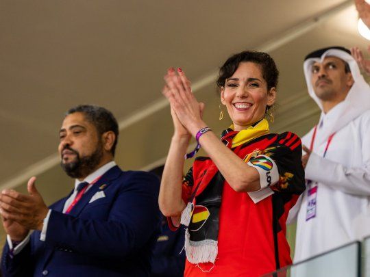 Brazalete. La ministra de relaciones exteriores belga mostró su apoyo a la comunidad LGBTQ+ en el Mundial de Qatar 2022.