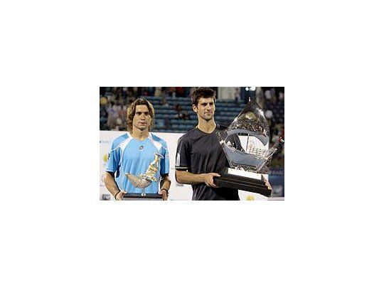 Los finalistas de Dubai, Ferrer y Djokovic con su trofeo.