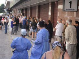 Los porteños denunciaron realizar largas filas bajo el sol, sin distanciamiento social y demoras Los porteños denunciaron realizar largas filas bajo el sol, sin distanciamiento social y demoras