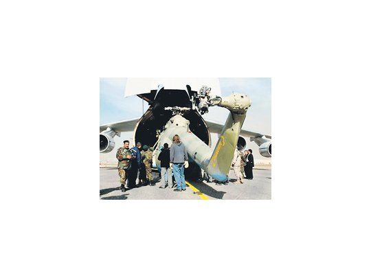 En un Antonov, que está entre los mayores cargueros del mundo, llegaron casi en secreto al país dos helicópteros rusos que reemplazarán a naves de los EE.UU. en la campaña antártica.