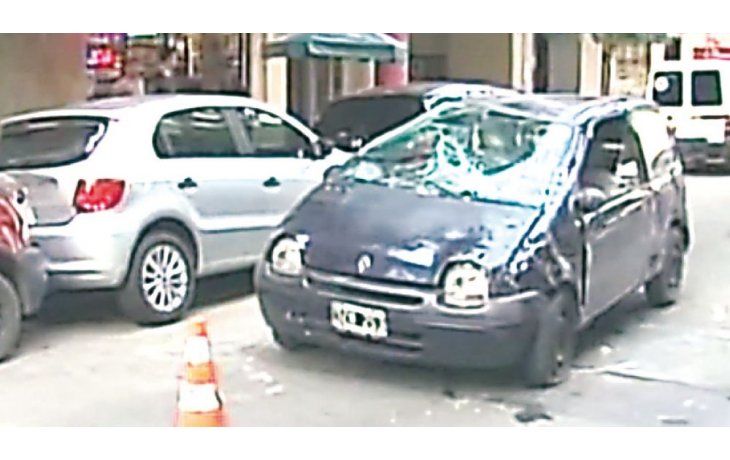 Destrozado. El auto en el que se trasladaba el joven impactó contra otros vehículos y volcó en plena intersección de Santa Fe y Bulnes.