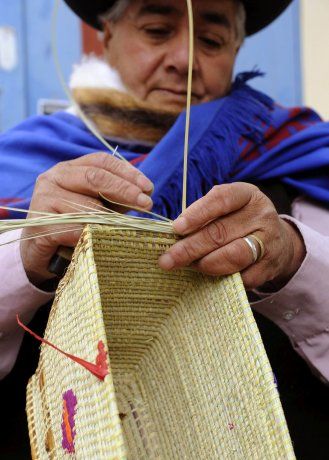 Artesanos cesteros del departamento Río Hondo.