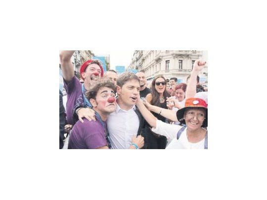 El ministro de Economía, Axel Kicillof, se mezcló con la gente al abandonar el Palacio del Congreso tras el discurso de apertura de las sesiones ordinarias de la presidente Cristina de Kirchner.