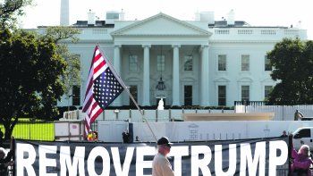 Destituci&oacute;n. &ldquo;Saquen a Trump&rdquo; se ley&oacute; ayer frente a la Casa Blanca durante una protesta a favor del impeachment contra el magnate.
