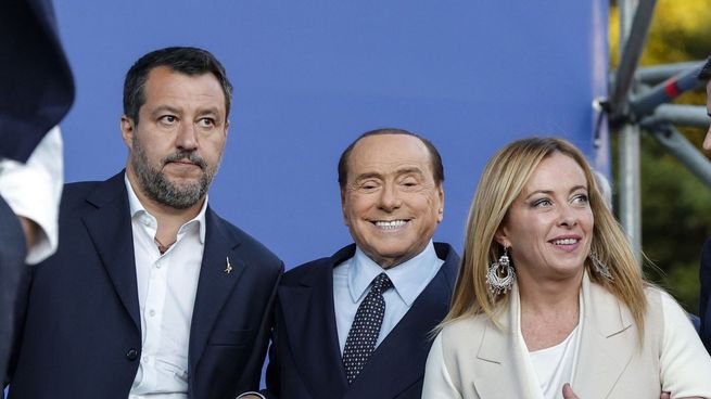 La futura primera ministra de Italia, Giorgia Meloni, y sus socios, Matteo Salvini y Silvio Berlusconi.