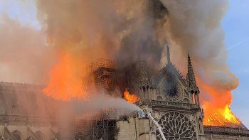 devastador incendio arraso parte de la historica catedral de notre dame en paris