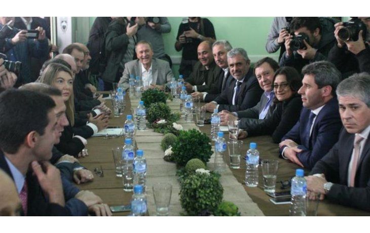 ámbito.com | Con más comensales. Se agrandó ayer la mesa de gobernadores, con el sanjuanino Sergio Uñac como anfitrión. Además de degustar carne de llama, paladearon la idea de pelear una mayor tajada del impuesto al cheque.