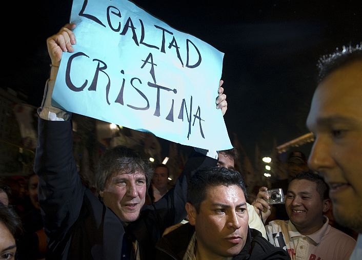El vicepresidente Amado Boudou bajó de su despacho en Banco Nación y caminó con custodia por la calle Rivadavia.