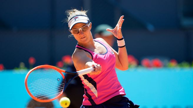 Nadia Podoroska protagonizó uno de los puntos del día en Madrid: con el score 1-1 en el segundo set, Siniakova intentó pasar por encima de globo a la rosarina, quien retrocedió y, de espaldas a su rival, colocó un magnífico passing-shot paralelo con una Gran Willy.