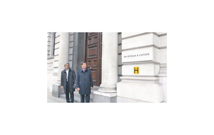 El titular de la AFIP, Ricardo Echegaray, y el subdirector legal de la DGI, Pablo Aguilera. reclamaron  en Londres que el HSBC repatrie u$s 3.500 millones fugados de la Argentina.