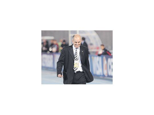 La felicidad se nota en el rostro de Alejandro Sabella al salir del Estadio Nacional de Chile. La Selección logró, en las dos últimas fechas, seis puntos vitales para ir al Mundial 2014.