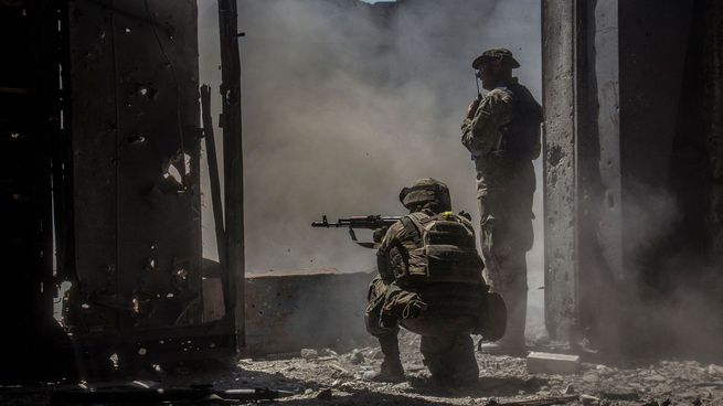 Soldados ucranios en la zona industrial de Severodonetsk.