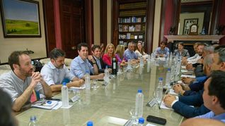 Cumbre: Junto a Wado de Pedro, Kicillof recibió a intendentes de la Tercera Sección electoral.