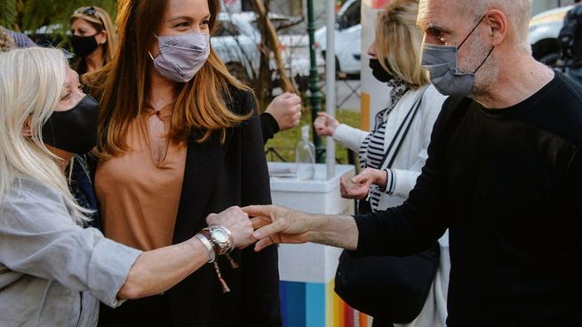Campaña. María Eugenia Vidal y Horacio Rodríguez Larreta, ayer en un acto en el que participaron militantes en una plaza&nbsp; de la Ciudad de Buenos Aires.