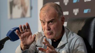 Marcelo Bielsa aseguró que entregaría todo lo que ganó por ser campeón del mundo con Uruguay Marcelo Bielsa aseguró que entregaría todo lo que ganó por ser campeón del mundo con Uruguay