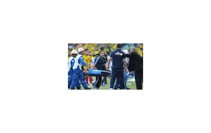 Dolor. Nicolás Burdisso deja la cancha en camilla mientras Alejandro Sabella intenta rearmar el equipo. Estará seis meses inactivo.