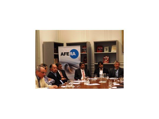 De izquierda a derecha: Fernardo Cardozo (Popular), Marcelo Almada (Misiones On Line), Humberto Romero (Época de Corrientes), Marcelo Lara (El Zonda de San Juan), Alfredo Scoccimarro (Secretario de Medios de la Nación), Francisco Fascetto (Popular) y Gustavo Isaack (Ámbito Financiero).