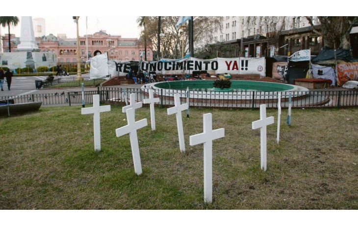Una postal. La carpa improvisada, las cruces y las banderas ya son parte del paisaje habitual de la Plaza de Mayo. Foto: Mariano Fuchila