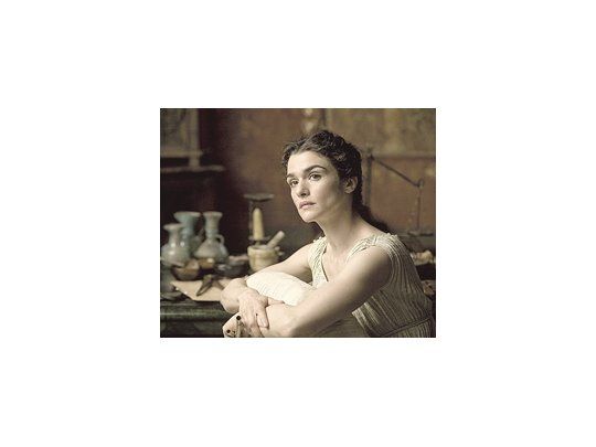 Rachel Weisz luce muy bien en el protagónico de esta película muy cara y repleta de detalles de antigüedad fashion.
